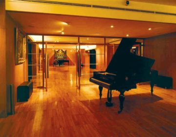 Sala no museu nacional da música com piano de caude em exposição