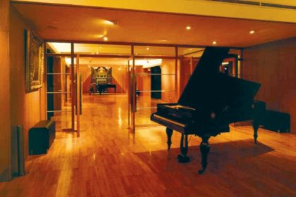 Sala no museu nacional da música com piano de caude em exposição