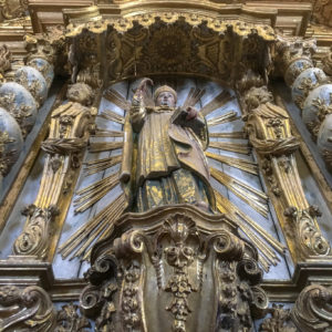 Estátua numa das fachadas laterais da Igreja