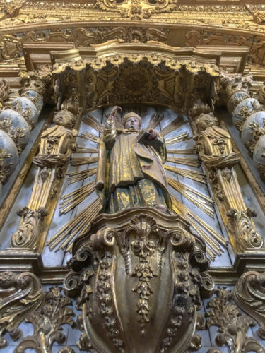 Estátua numa das fachadas laterais da Igreja