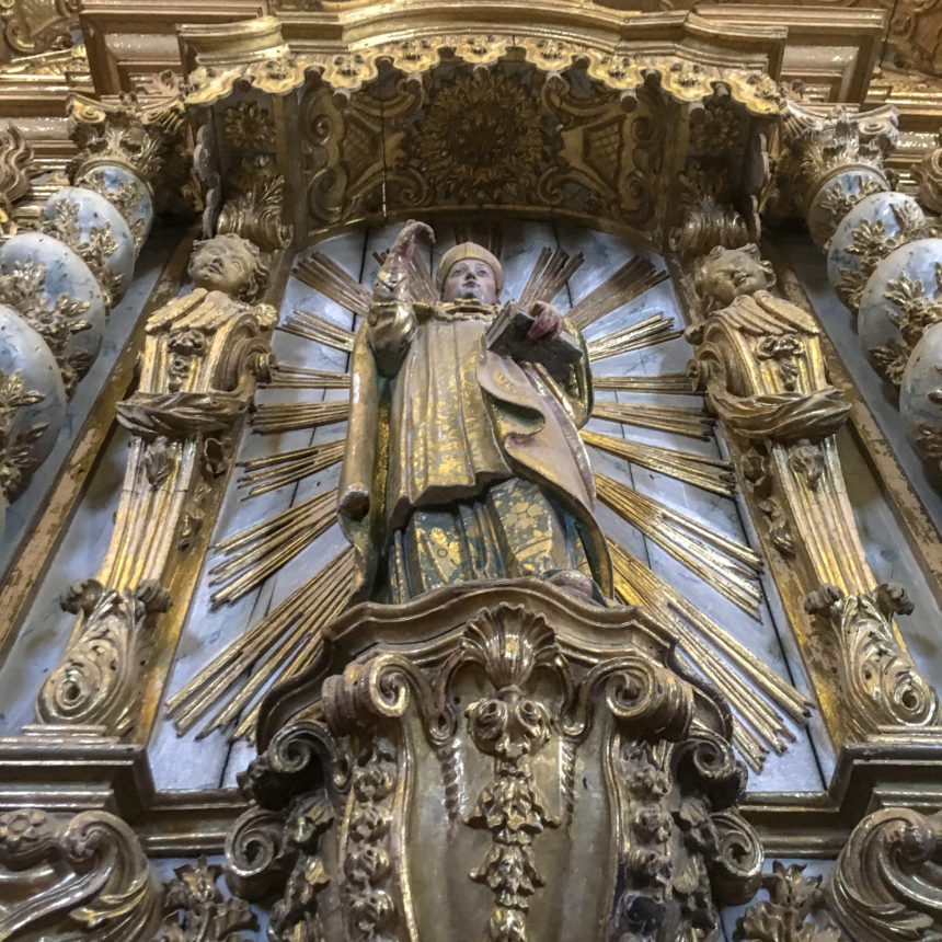 Estátua numa das fachadas laterais da Igreja